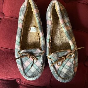 Like new vionic house shoes. So comfy. Great vionic support.